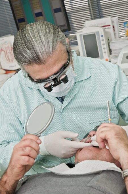 dentysta podczas zabiegu