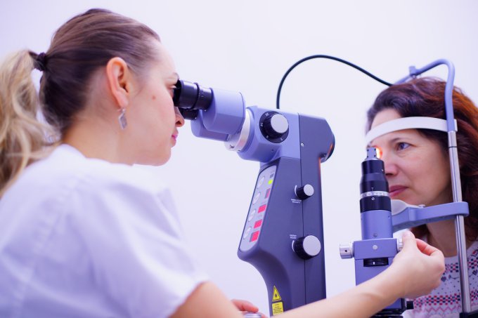 kobieta podczas badania wzroku
